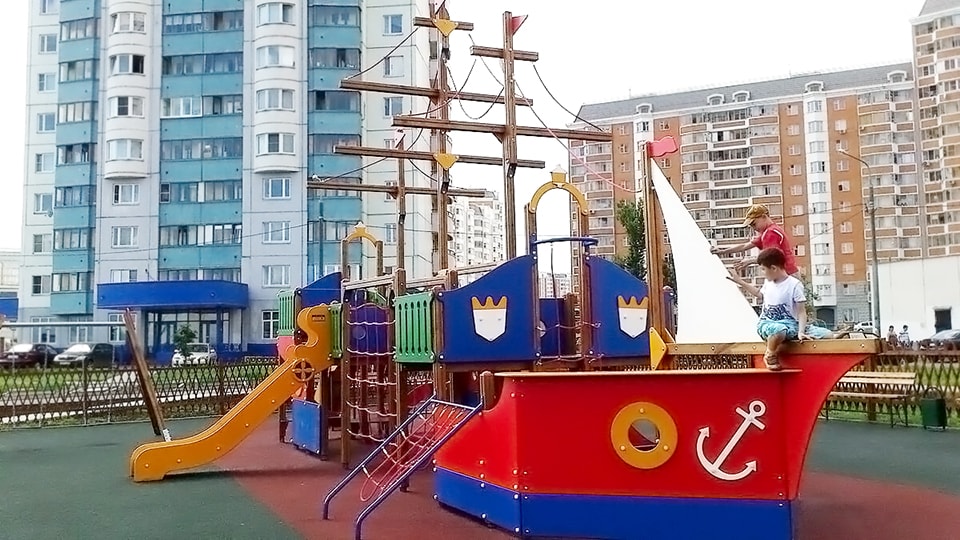 Монтаж корабликов на детской площадке в Йошкар-Оле